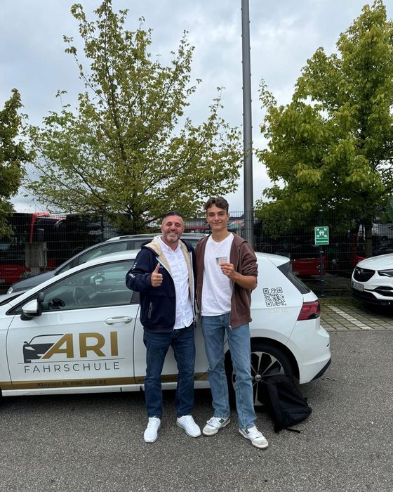Fahrschülerin oder Fahrschüler der Fahrschule ARI mit Miftar Rexhepi nach bestandener Prüfung