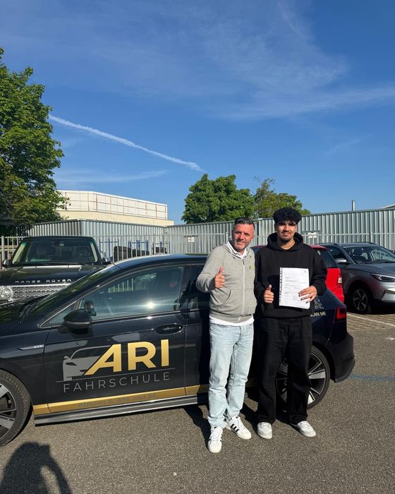 Fahrschülerin oder Fahrschüler der Fahrschule ARI mit Miftar Rexhepi nach bestandener Prüfung